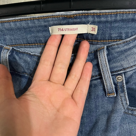 Size 31 Light wash Levi Straight Jeans! Like NEW - Picture 4 of 5